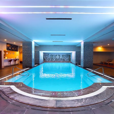 Cevahir Hotel Istanbul Asia Luaran gambar The swimming pool at the hotel