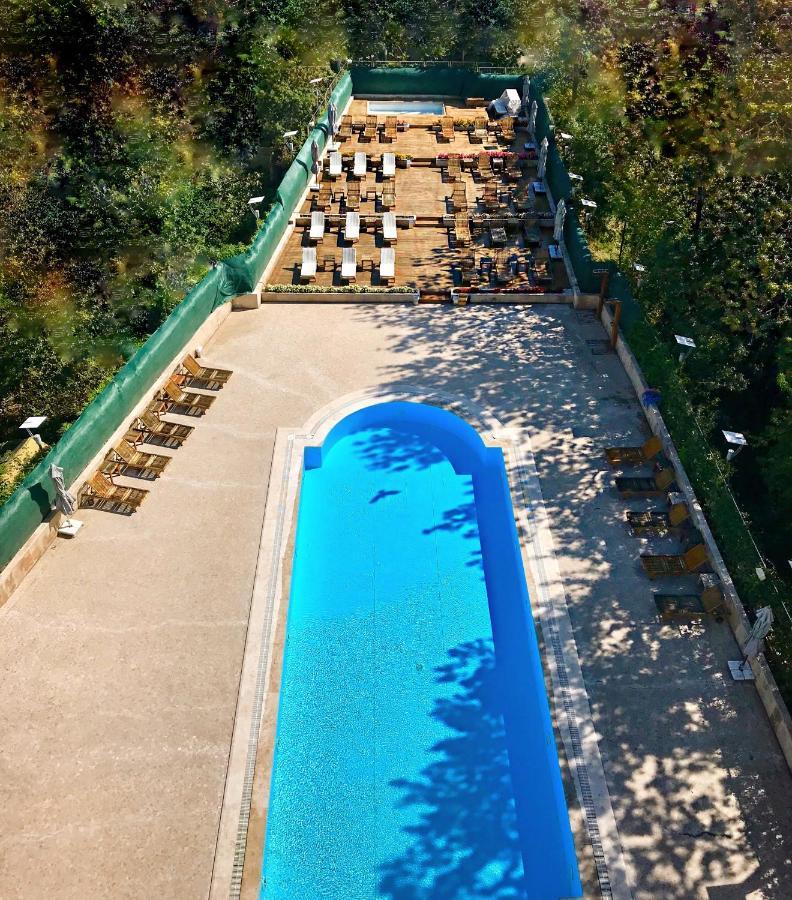 Cevahir Hotel Istanbul Asia Luaran gambar The swimming pool at the hotel
