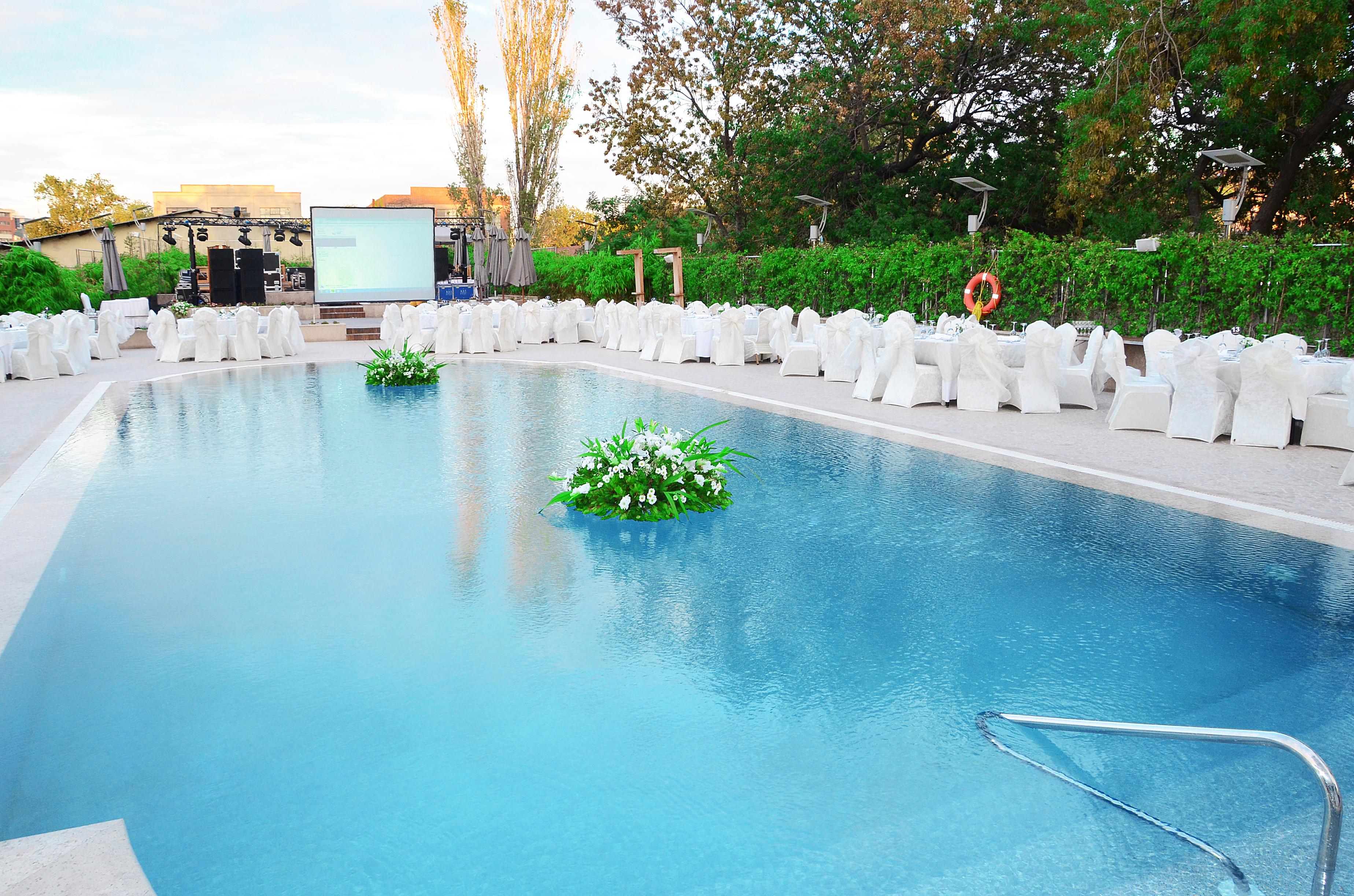 Cevahir Hotel Istanbul Asia Luaran gambar The pool at the hotel