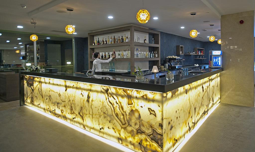 Cevahir Hotel Istanbul Asia Luaran gambar A bar made of translucent stone