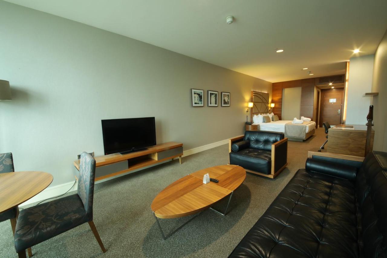 Cevahir Hotel Istanbul Asia Luaran gambar A suite at the hotel